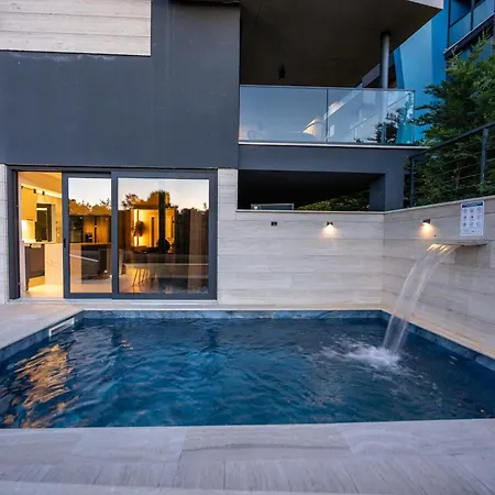 Luxury Pool Seaside דירה *