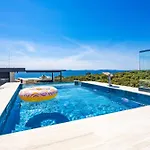 Luxury Pool Seaside Appartement
