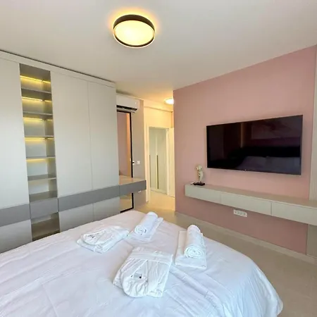 Luxury Pool Seaside Apartment