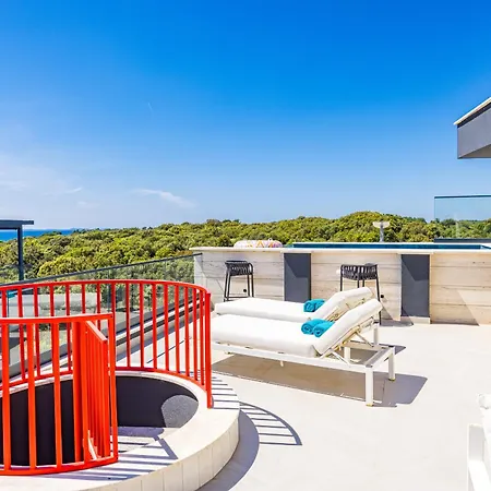 Luxury Pool Seaside