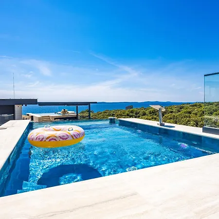 Luxury Pool Seaside شقة
